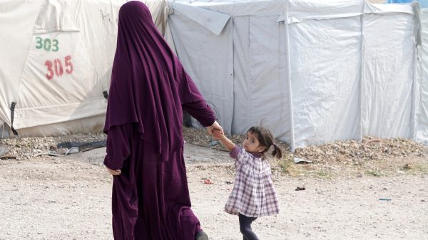 Nederland haalt vermoedelijk vijf IS-vrouwen en hun elf kinderen op in Syrië