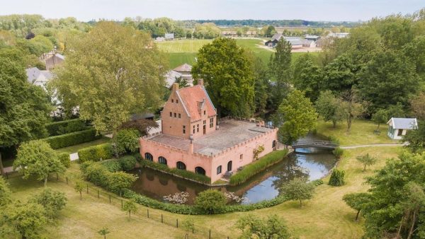 Wonen met de hele (schoon)familie? In dit gigantische kasteel kan het