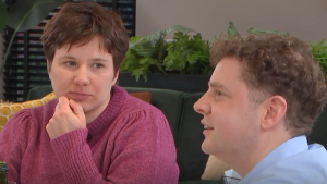 Thumbnail voor Gesprek tussen zenuwachtige Erik en Rebecca in 'LLDL' komt nauwelijks op gang : 'Ik weet niet wat ik van je wil weten'