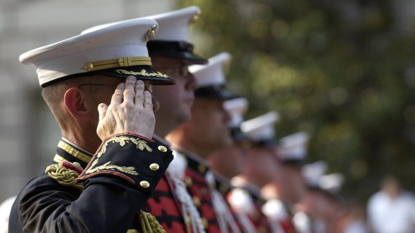 Man die vrijkomt na maand cel onthaald met militaire groet en dat valt niet bij iedereen goed