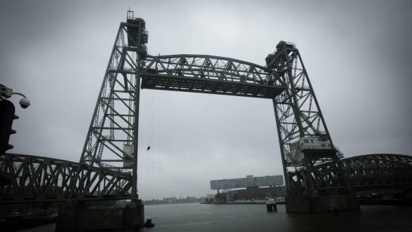 Aboutaleb: nog geen vergunning voor verplaatsen brug binnen