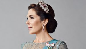 Thumbnail voor Burgervrouw wordt glamour-koningin: Deense prinses Mary vijftig jaar