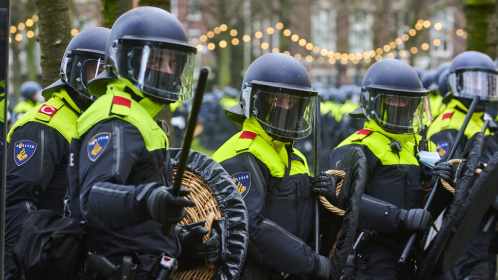Politie legt werk neer tijdens coronademonstratie in Rotterdam