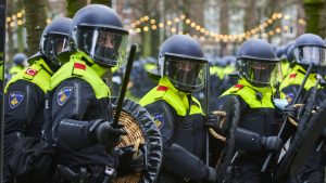 Thumbnail voor Politie legt werk neer tijdens coronademonstratie in Rotterdam