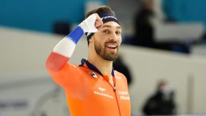 Thumbnail voor Schaatser Kjeld Nuis draagt getekend vlaggetje zoon tijdens Spelen: 'Met trots'