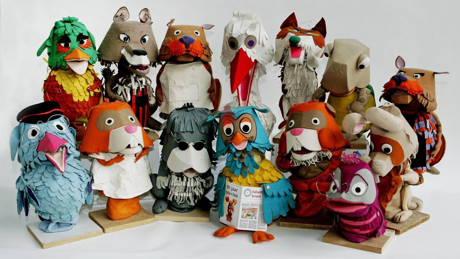 Fabeltjeskrantspreuk ‘oogjes dicht en snaveltjes toe’ komt in woordenboek LINDA.nl Fabeltjeskrantspreuk ‘oogjes dicht en snaveltjes toe’ komt in woordenboek LINDA.nl