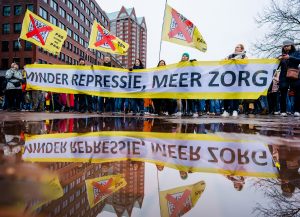 Thumbnail voor Duizenden lopen 'Mars voor de verbinding' uit protest tegen de coronaregels