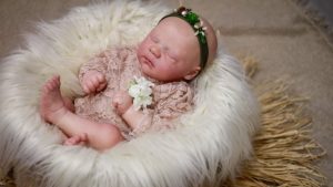 Thumbnail voor Rebornsters maken levensechte babypoppen: 'Ze wilde dat ik haar overleden kindje namaakte'