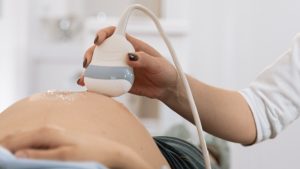 Thumbnail voor Aimees ongeboren baby liep weken achter in de groei: '36 keer extra naar het ziekenhuis'