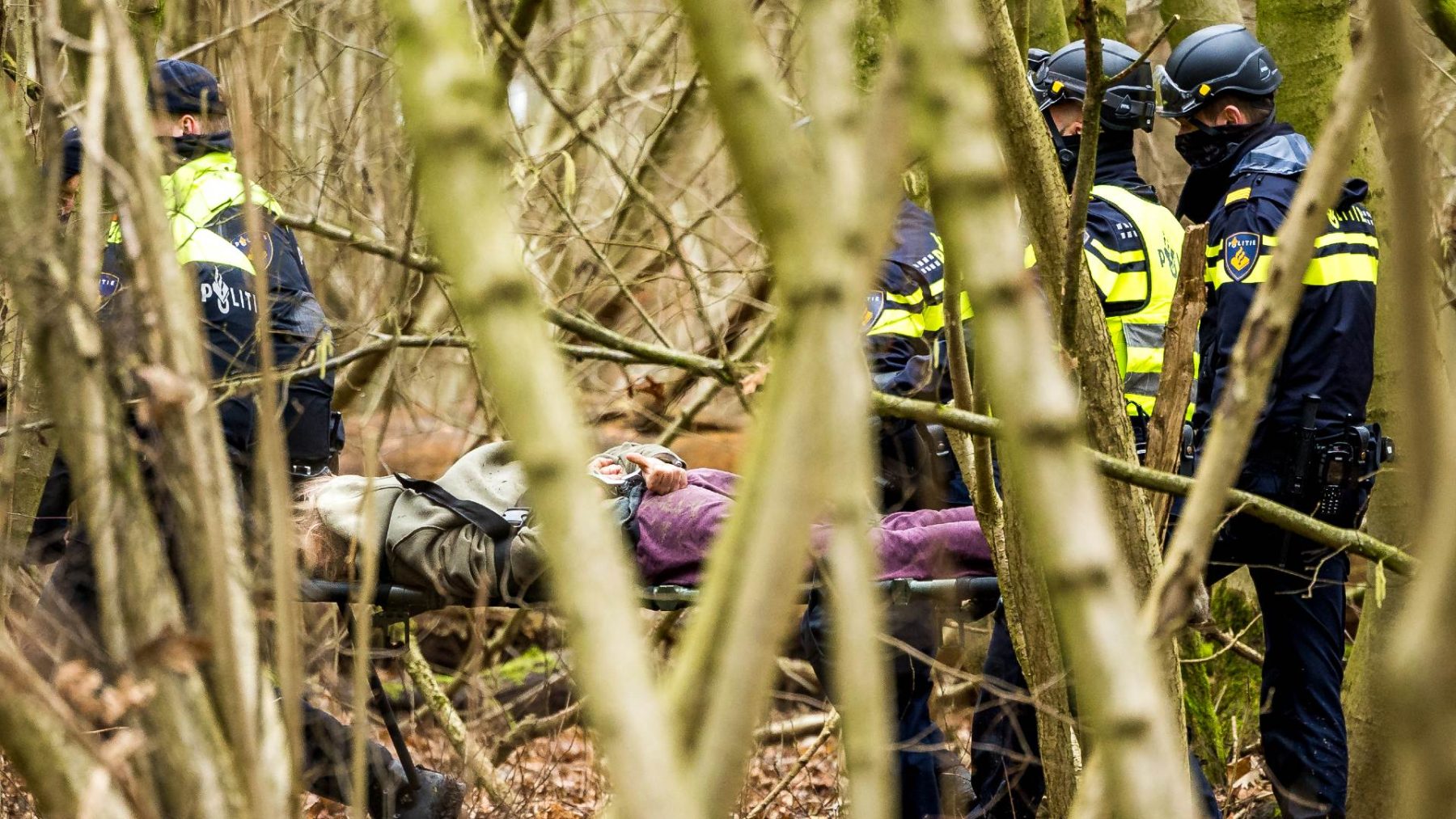 Sterrebos volledig ontruimd, politie verricht acht aanhoudingen
