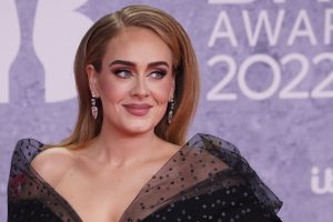 Adele voor het eerst in vijf jaar over rode loper en de geruchtenmolen draait op volle toeren
