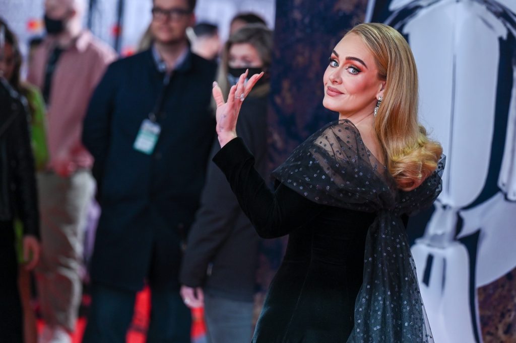 Adele voor het eerst in vijf jaar op de rode loper en de geruchtenmolen draait op volle touren