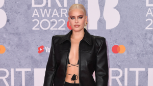 Thumbnail voor (Uh Oh): Anne-Marie valt tijdens optreden BRIT Awards