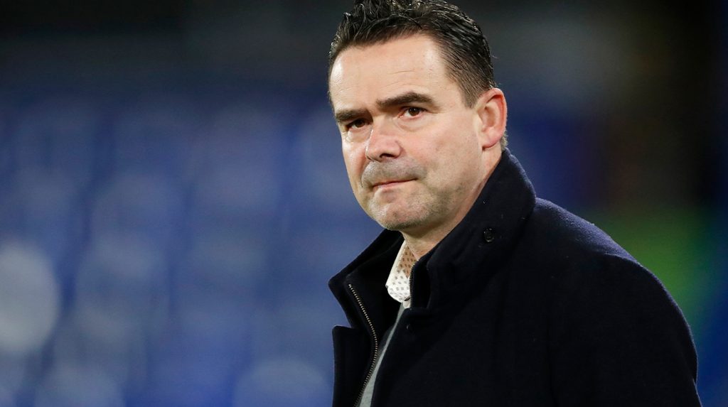 PSV-supporters zijn creatief met Overmars-liedjes: 'Hij stuurde elke chick een foto van z'n pik'
