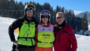Thumbnail voor Blinde Irmy kan dankzij begeleiding van zoon tóch skiën: 'Supergaaf en doodeng'