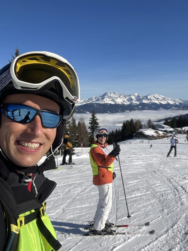 Blinde Irmy kan dankzij begeleiding van haar zoon tóch skiën: 'Supergaaf en doodeng'