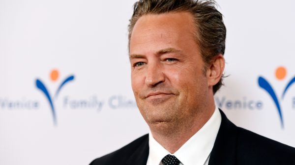 matthew-perry-roofde-pillen-uit-badkamers-open-huizen