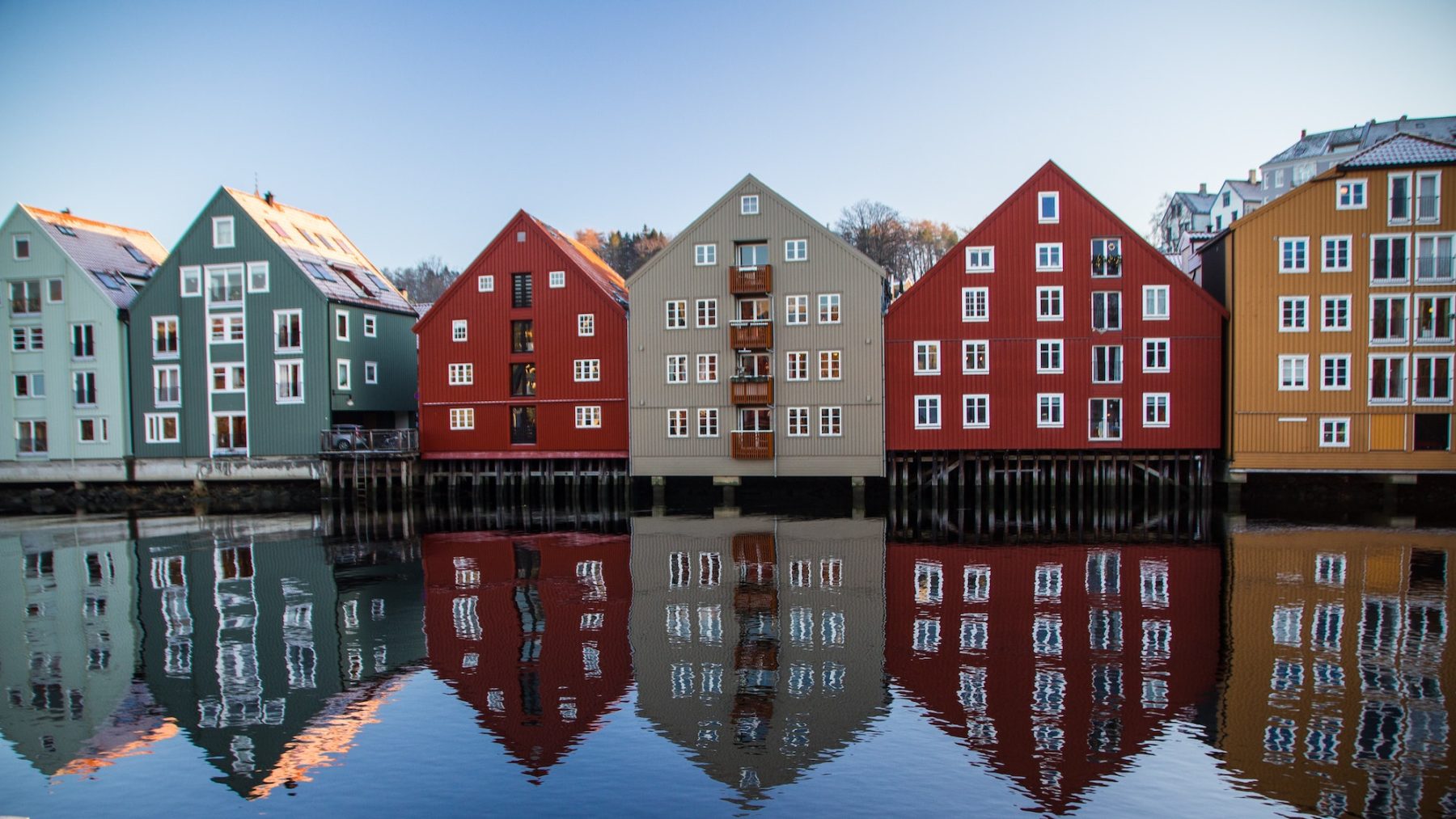 Premier Noorwegen schaft per direct coronamaatregelen af