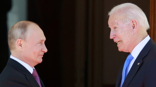 Biden en Poetin praten verder na crisisberaad, burgemeester Kiev vraagt wereld om steun