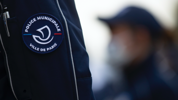 Politie Parijs schiet man dood die agenten met mes aanviel