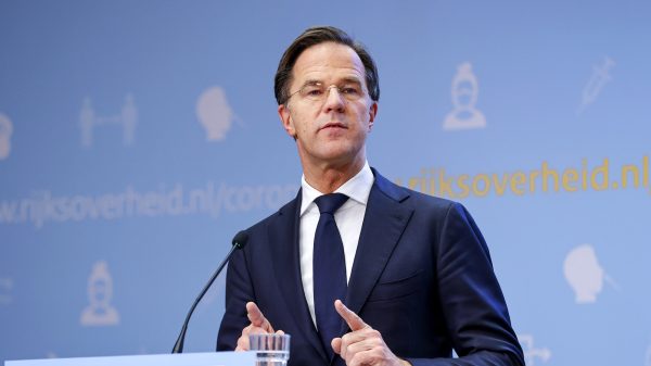 Iets meer dan de helft van de Nederlanders staat nu achter coronabeleid