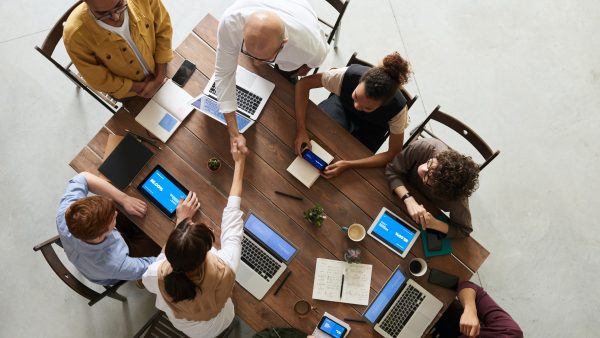 Personeel grote bedrijven wil niet meteen fulltime naar kantoor