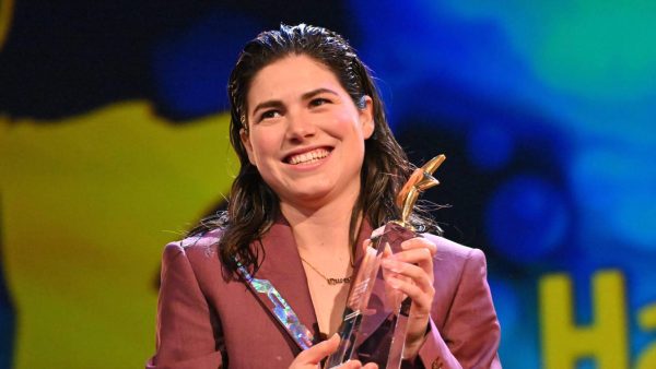 Actrice Hanna van Vliet (29) neemt Shooting Star-award in ontvangst