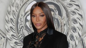 Thumbnail voor Naomi Campbell (51) schittert met 9 maanden oude dochter op cover 'Vogue'