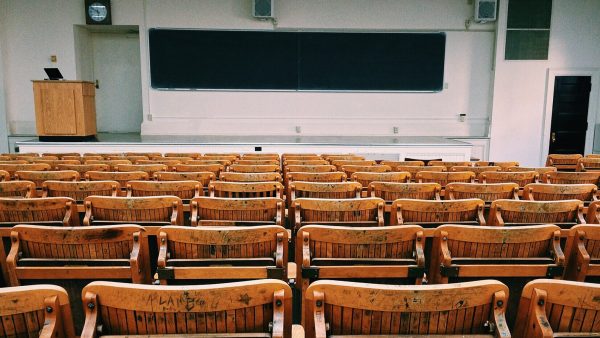 Medewerker hogeschool Saxion verdacht van verkoop toetsen