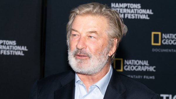 Nabestaanden van omgekomen cameravrouw klagen Alec Baldwin aan