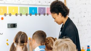 Thumbnail voor LINDA. zoekt leraren, directrices en luizenmoeders met gênante school(plein)verhalen