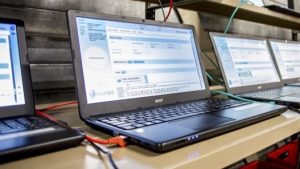 'SNEW' doneert laptops aan arme gezinnen