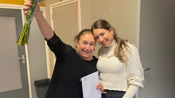 Damla's moeder (56) haalt haar eerste diploma ooit: 'Het is zo'n mijlpaal'