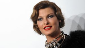 Thumbnail voor Eerste fotoshoot Linda Evangelista na mislukte cosmetische ingreep: 'Wil weer van mezelf houden'