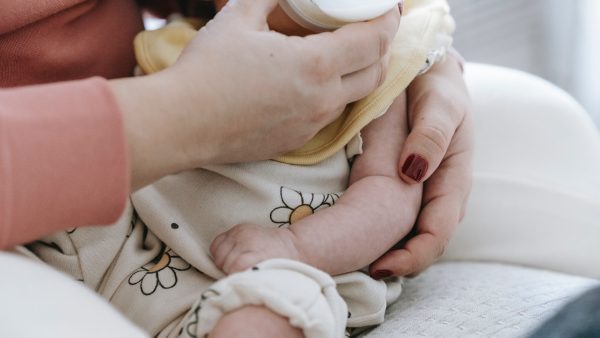 OM verdenkt vrouw van het bewust toedienen van vergiftigde moedermelk aan baby