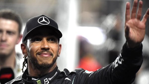 Lewis Hamilton maakt einde aan lange stilte en gaat door in Formule 1