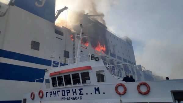 Grote brand uitgebroken op veerboot bij Griekenland