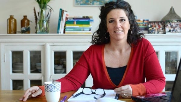 Simones moeder heeft dementie en eet planten: 'Risico's horen bij het leven, ook bij dat van mijn moeder'