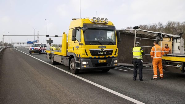 Gekantelde vrachtwagens op de weg, veel meldingen stormschade