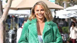 Thumbnail voor Chrissy Teigen is bezig met ivf en roept op: 'Vraag mensen niet of ze al zwanger zijn'