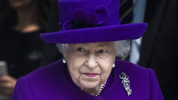 Koningin Elizabeth heeft corona, milde symptomen