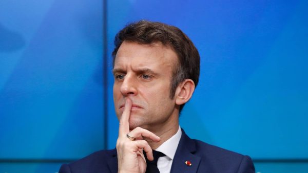 Macron belt met Poetin en Zelenski over spanning rond Oekraïne