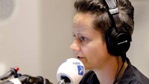 Thumbnail voor 'Eerste non-binaire' radiopresentator Lara Rense voegt Billie toe aan naam: 'Voelt als een wedergeboorte'