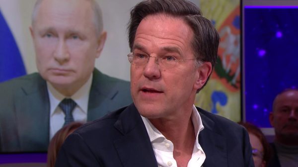 Rutte verlaat 'Jinek' om dreiging inval Oekraïne: 'Ongemakkelijk om te blijven zitten'