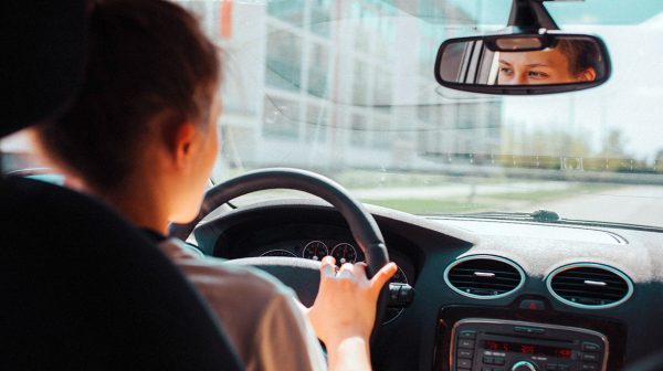 Inwoners buiten de stad steeds vaker afhankelijk van auto