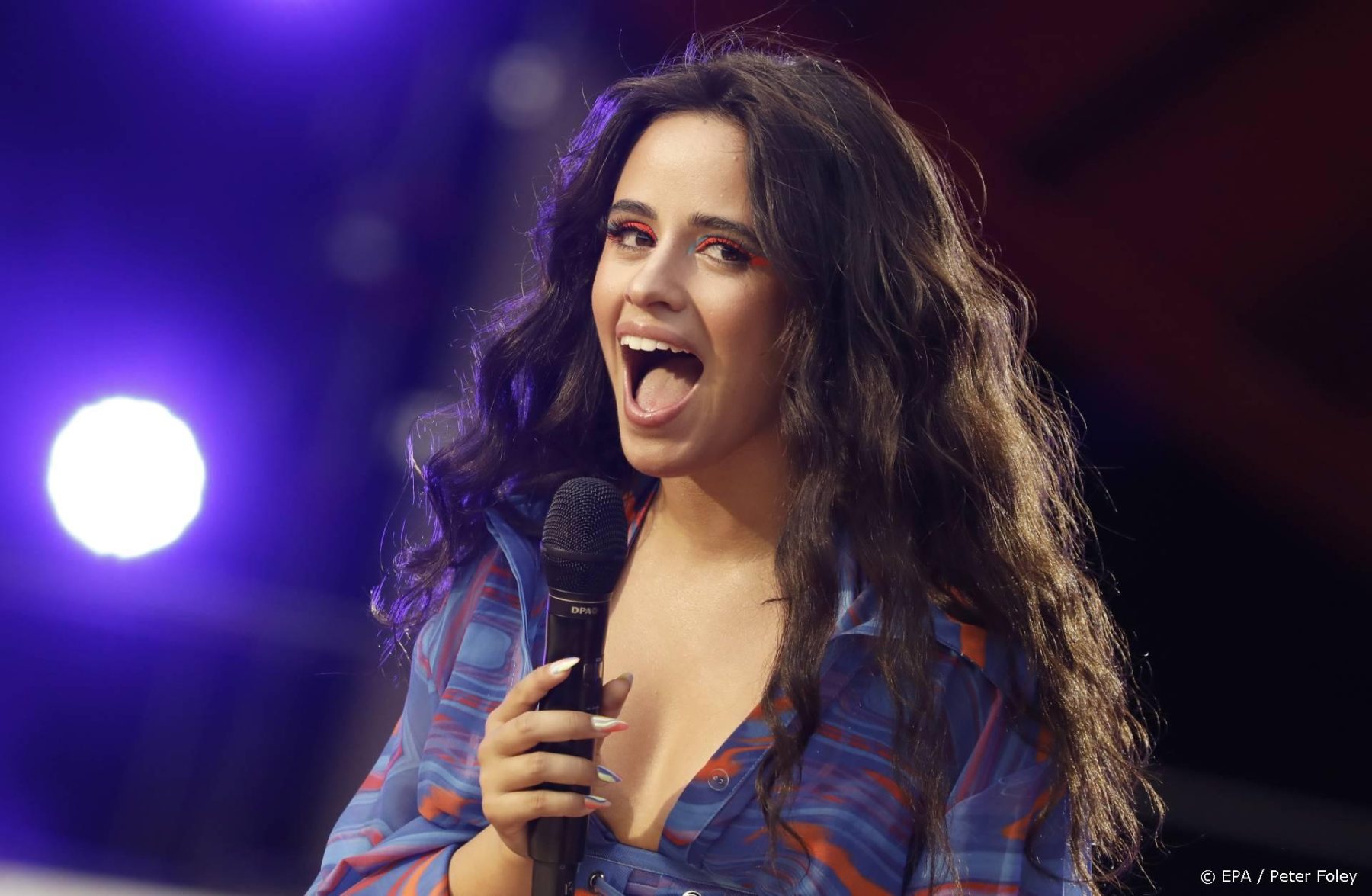 Kan gebeuren: Camila Cabello heeft nip slip op live tv (en danst gewoon verder)