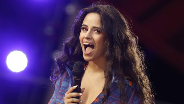 Kan gebeuren: Camila Cabello heeft nip slip op live tv (en danst gewoon verder)