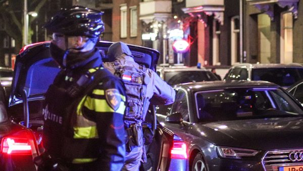 Gijzeling na overval Apple Store Leidseplein, inmiddels tientallen mensen bevrijd