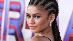 Thumbnail voor Fell for the gram: Zendaya valt terwijl ze wordt gefilmd en kan niet stoppen met lachen