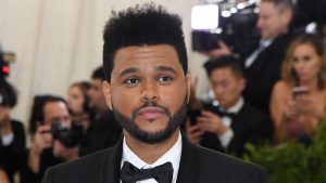 Thumbnail voor Rommelig: The Weeknd zoenend gespot met goede vriendin van zijn ex Bella Hadid